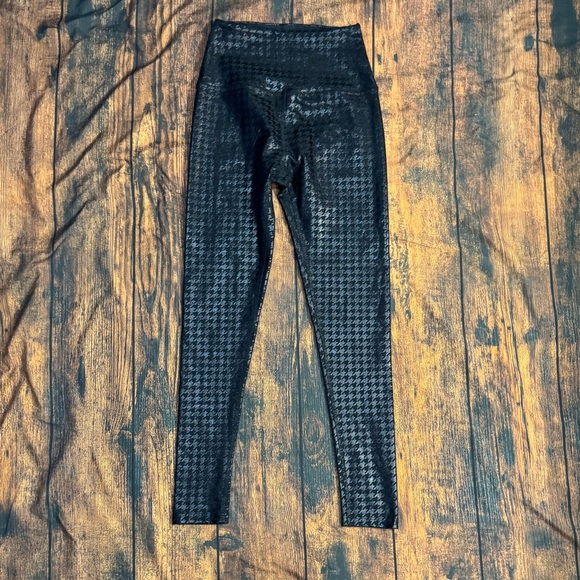 BEYOND YOGA Houndstooth Caught in the Midi High Waisted Legging in Black Small - Picture 2 of 5